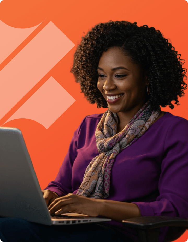 Femme travaillant sur un ordinateur